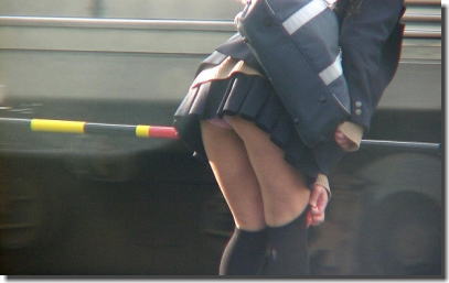 ソックス上げた瞬間にパンツ見えた靴下直しのパンチラ画像 ③