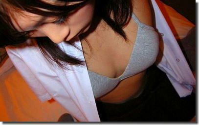 JKのブラジャー拝見！制服はだけて下着が見えてるエロ画像 ③