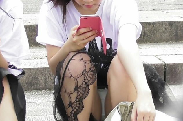 座ったりしゃがんだりしてる時のパンチラのエロさは異常ｗｗｗｗｗｗｗ