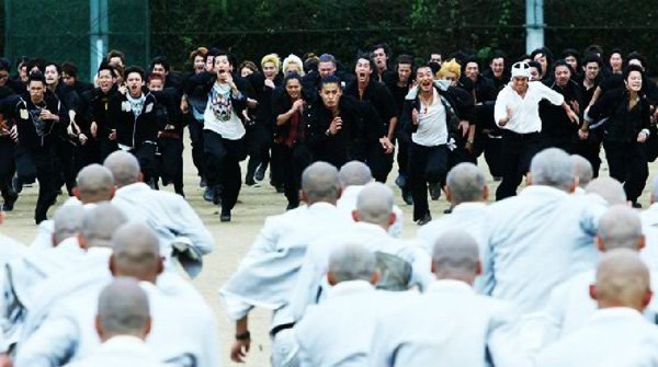 中学の頃河原で見つけたエロ本を巡って他校と抗争がおきた話