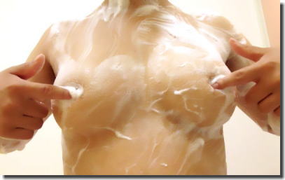 お風呂で泡ブラ！乳首が見える泡付きおっぱいのエロ画像 ④