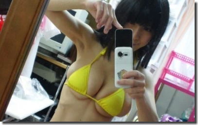 部屋で水着姿を自撮りするビキニギャルのエロ写メ画像 ②