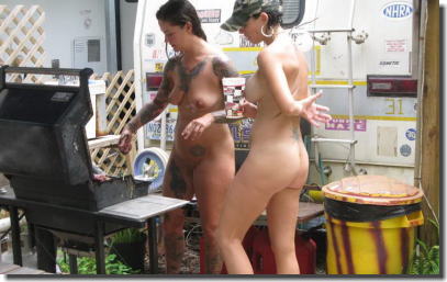 裸でBBQ！暑い夏にぴったりなヌードバーベキューのエロ画像 ①