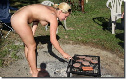 裸でBBQ！暑い夏にぴったりなヌードバーベキューのエロ画像 ③