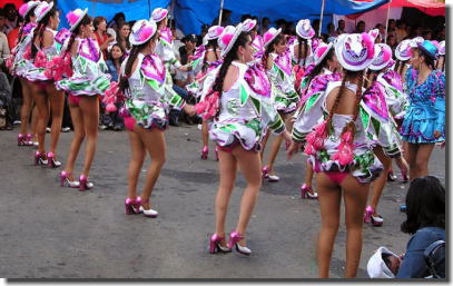 ボリビア人女性がミニスカで踊る南米オルロのカーニバル画像集 ②