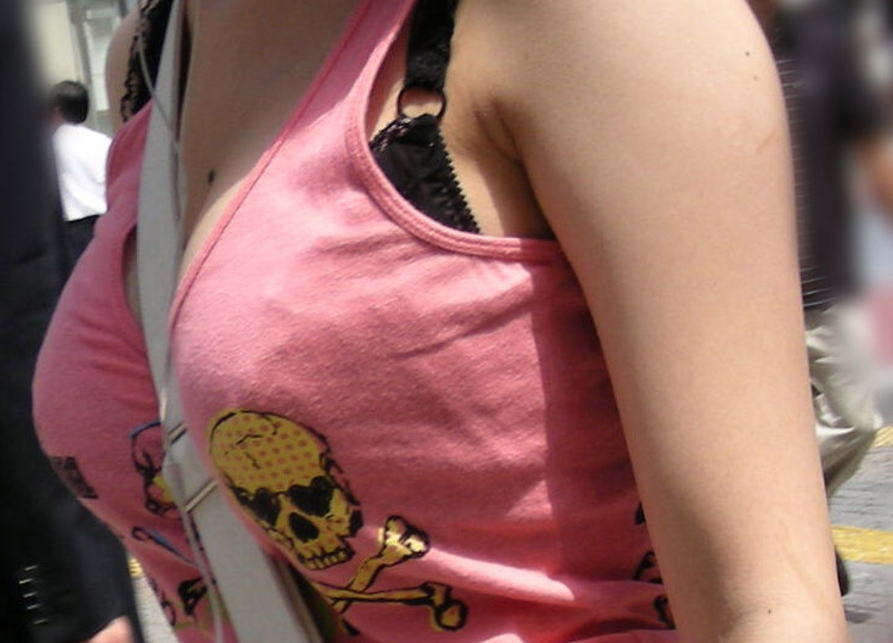 巨乳タンクトップという夏らしい着衣おっぱいのエロ画像