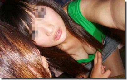はしゃいだり悪ノリしたりな若者のおふざけ胸チラエロ画像 ①