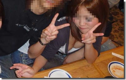 はしゃいだり悪ノリしたりな若者のおふざけ胸チラエロ画像 ③
