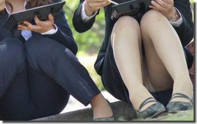 椅子や段差に座るOLの腰掛けパンチラエロ画像 ①
