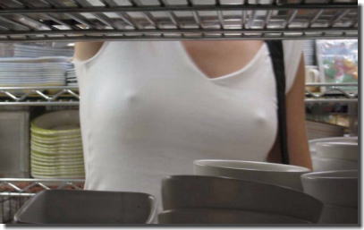 白い着衣から乳首が透けるノーブラチクポチエロ画像 ①