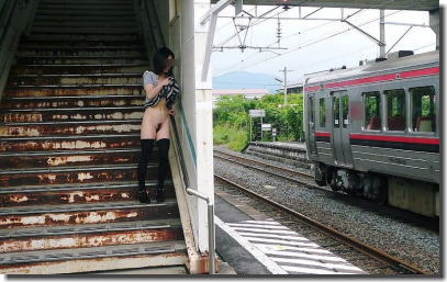 露出狂が階段で脱ぎまくりな野外露出エロ画像 ①