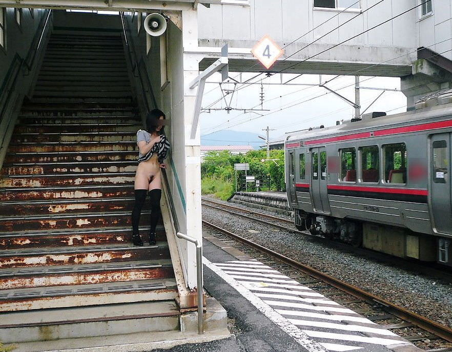 露出狂 階段 脱ぐ 野外露出 エロ画像【10】