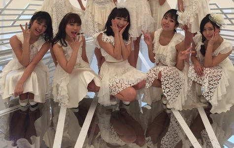 avexアイドルグループ、鏡張りの床に白パンチラ映り込み！「全員見えてるｗ」「左履いてない？」