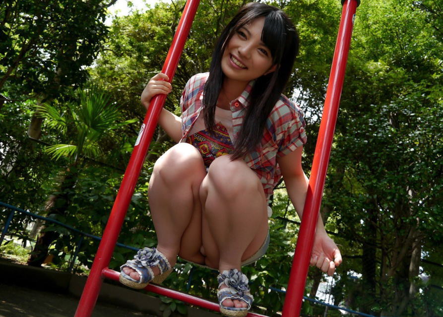 股間も可愛い美女のしゃがみパンチラエロ画像