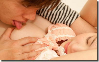 乳首を吸う男・舐める男が上目遣いで女性の反応を見るエロ画像 ①