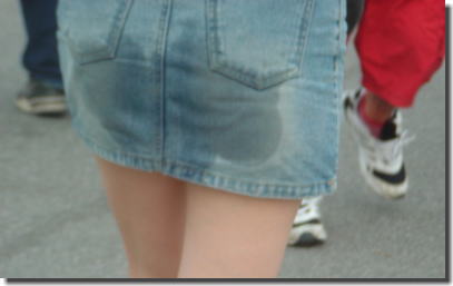 おもらし街撮り！街中で見つけた野外失禁女性のエロ画像 ③