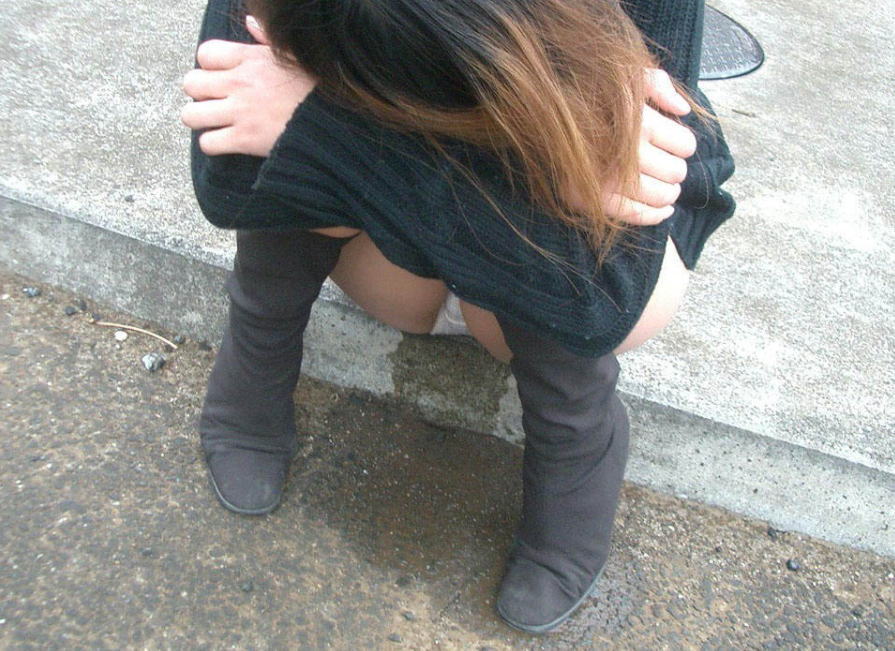 おもらし街撮り！街中で見つけた野外失禁女性のエロ画像