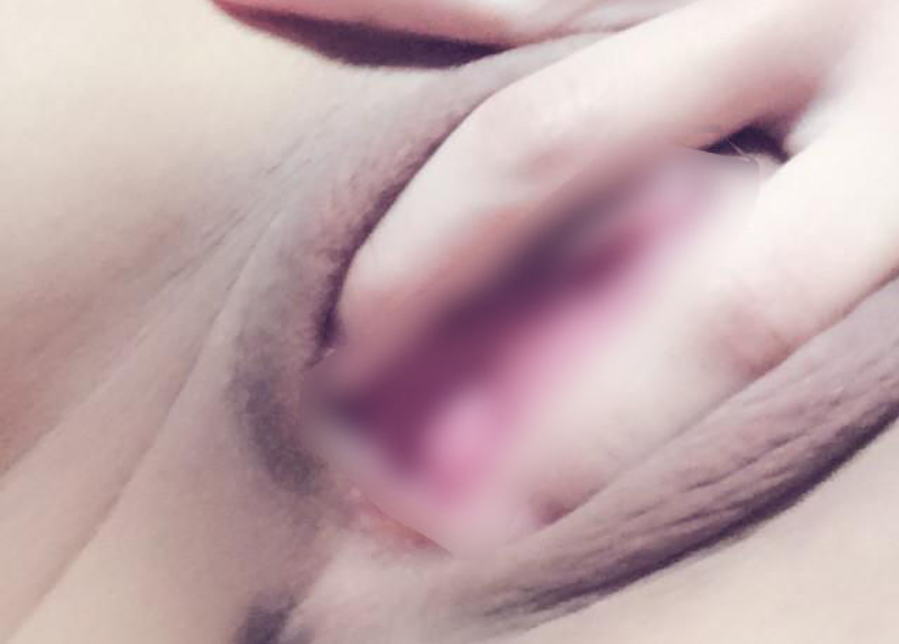 まんこくぱぁで膣内を写メる過激な自撮りエロ画像
