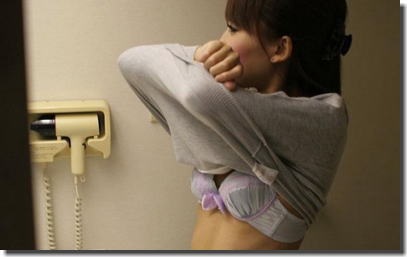 ブラジャー時々乳首がポロリな上着脱ぎかけエロ画像 ③