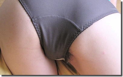 パンツの脇からマン毛がはみ出す横ハミ毛のエロ画像 ①