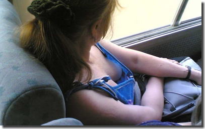 外国人が電車・バスで胸チラや乳首ポロリしてるエロ画像 ③