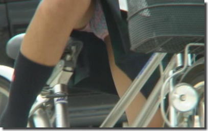 自転車に乗る女がエロいラッキーパンチラハプニング画像集 ②