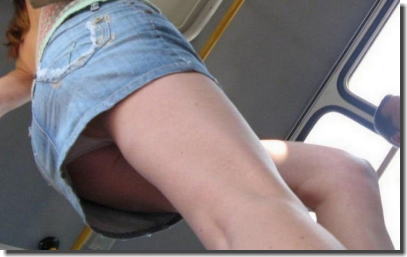 バス乗車でパンチラ！段差を利用したパンツ逆さ撮りエロ画像 ①