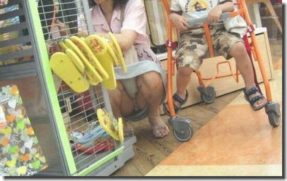 奥さんのパンツを頂いた人妻パンチラエロ画像 ②