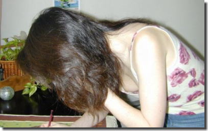 家庭内の妻がエロい！ママのパンチラ胸チラ家チラ画像 ④