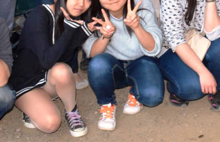 【集合写真パンチラ】パンチラしていたので素早くシャッターを切った結果→→ニヤッｗｗｗｗｗｗｗｗｗｗｗｗｗｗｗｗ