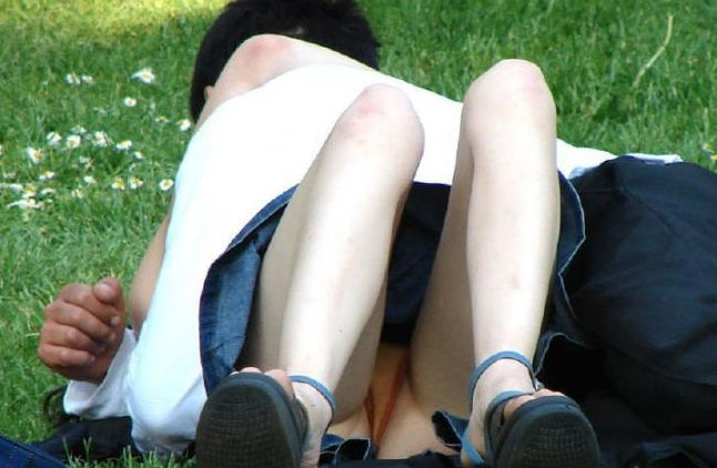 公園だと解放感が増してパンチラしちゃってるんだろうな