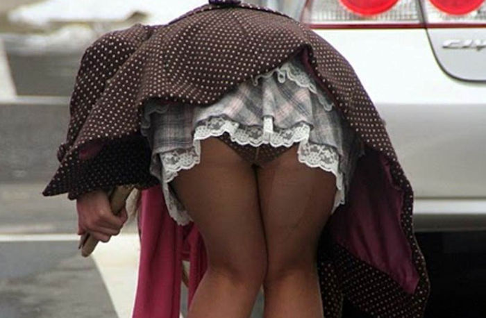 バックから突いて欲しいアピールが強過ぎな素人前屈みパンチラ画像