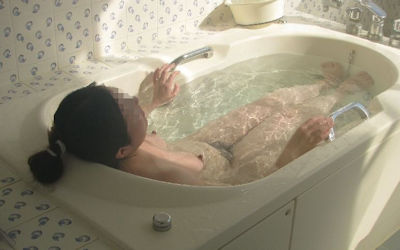 熟女がお風呂で寛ぐバスタブババアのエロ画像 ②