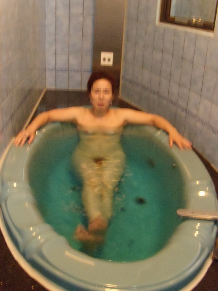 熟女 お風呂 寛ぐ バスタブ ババア エロ画像【14】