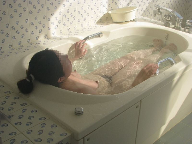 熟女 お風呂 寛ぐ バスタブ ババア エロ画像【16】