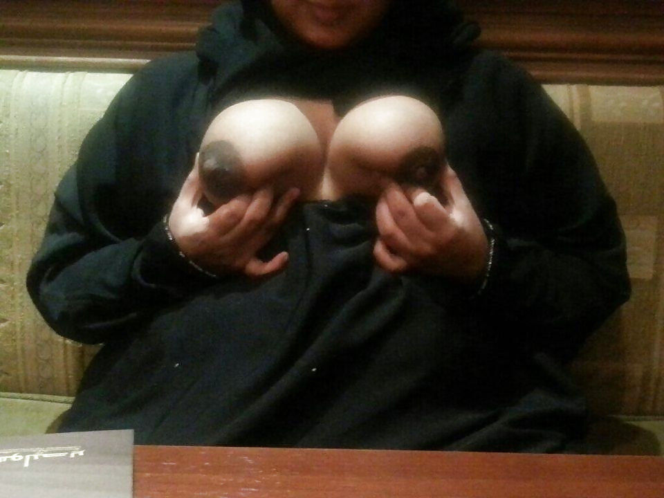 おっぱいやお尻を出すヒジャブ姿のイスラムエロ画像