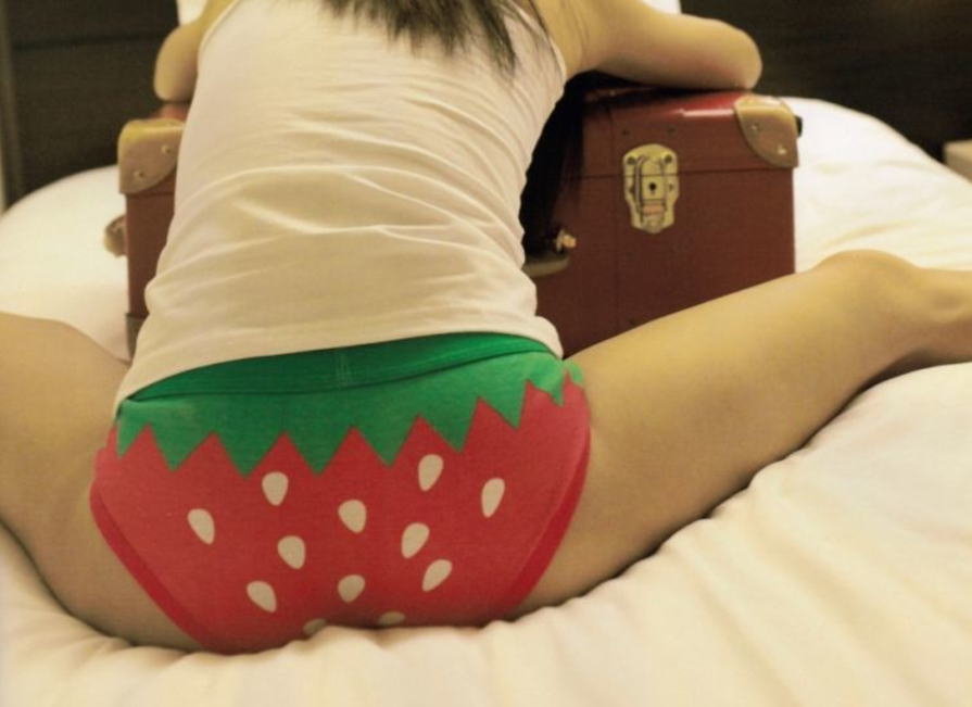 苺柄パンツが100枚でいちご100%なエロ画像