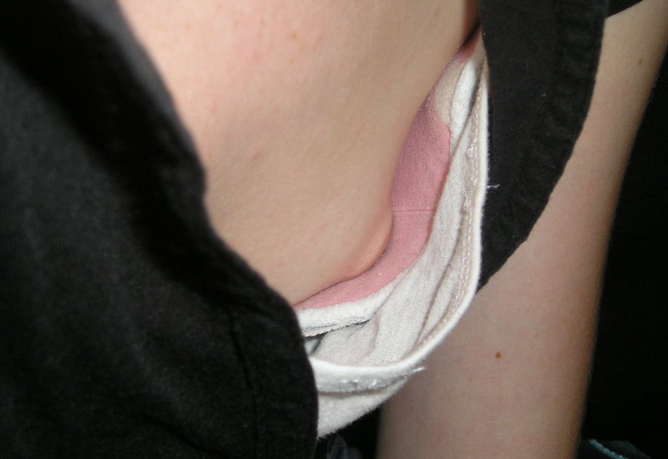 貧乳外国人が浮きブラで乳首出てる胸チラ画像