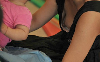 人妻熟女が乳首ポロリ！おばさんの過激な胸チラ画像 ③