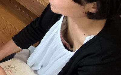 人妻熟女が乳首ポロリ！おばさんの過激な胸チラ画像 ④