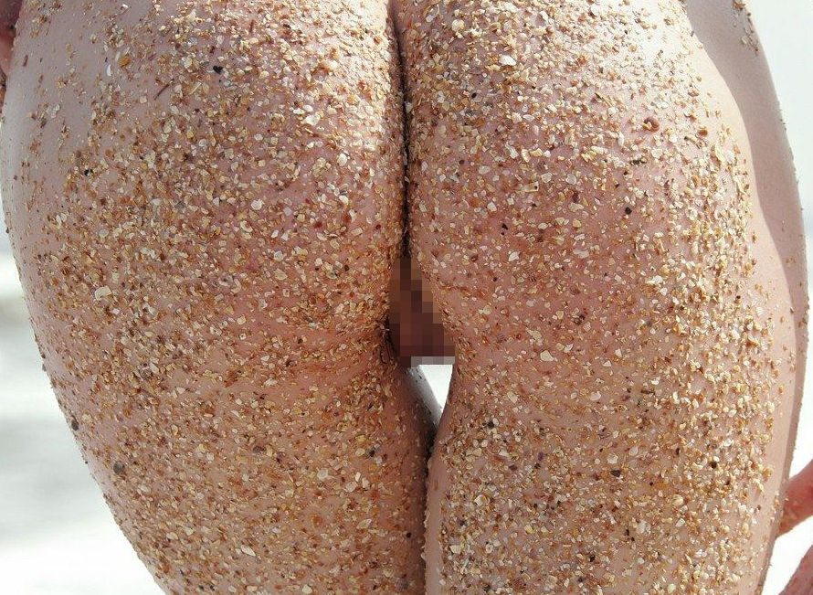 外国人のお尻が砂まみれなセクシービーチのエロ画像
