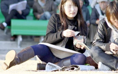 彼女のパンツ！街撮りカップルのパンチラ画像 ①
