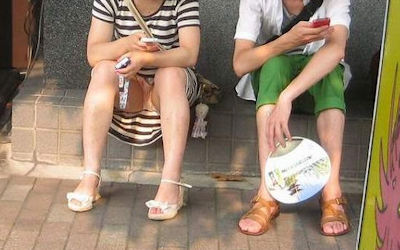 彼女のパンツ！街撮りカップルのパンチラ画像 ③