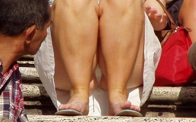 パンチラを好むスケベなおっさんのパンツ覗き見画像集 ③