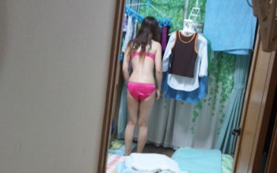 洗濯物を干す妻や彼女の家庭内撮りエロ画像 ③