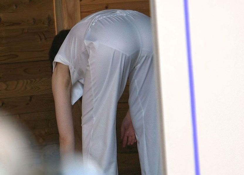 パンティラインが強調される前屈み透けパンエロ画像