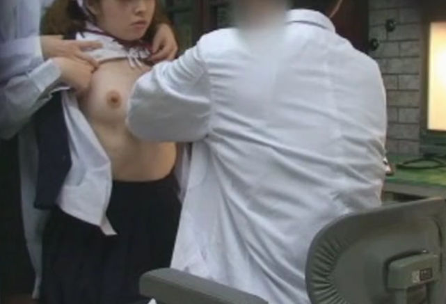 【病院隠撮】乳がん検診中、女子校生の乳首を勃起させてみようと躍起になるおバカ医師ｗｗｗ