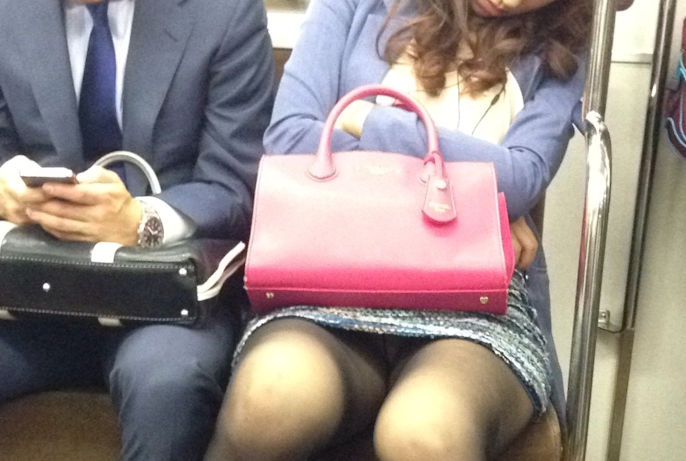 お疲れで寝てるとこ申し訳ないけどパンチラ撮影させてもらったエロ画像