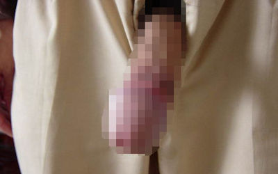 ズボンのチャックを開けてちんぽ露出のエロ画像 ①