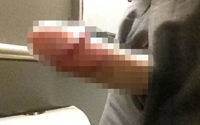 ズボンのチャックを開けてちんぽ露出のエロ画像 ③